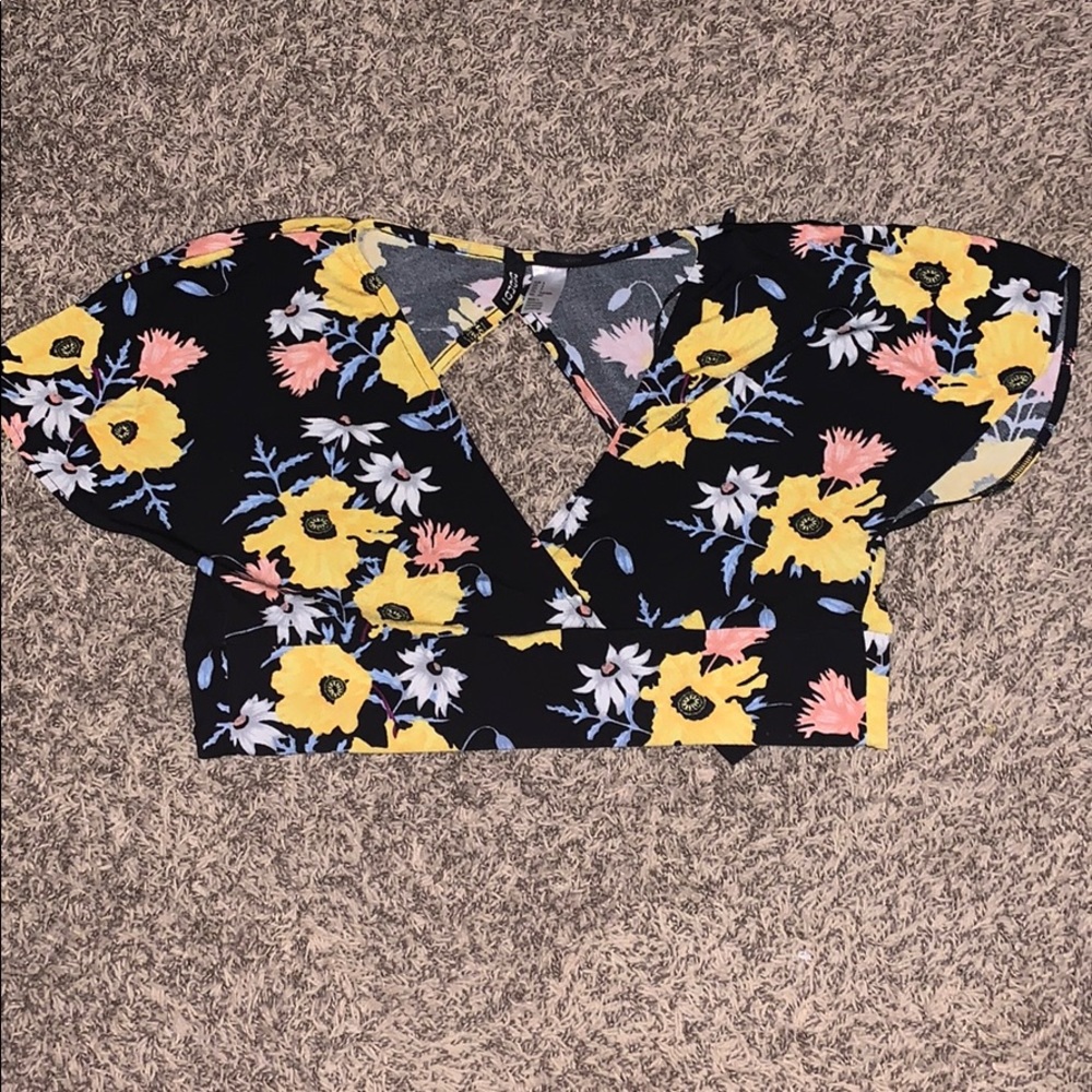 Black floral v neck crop top